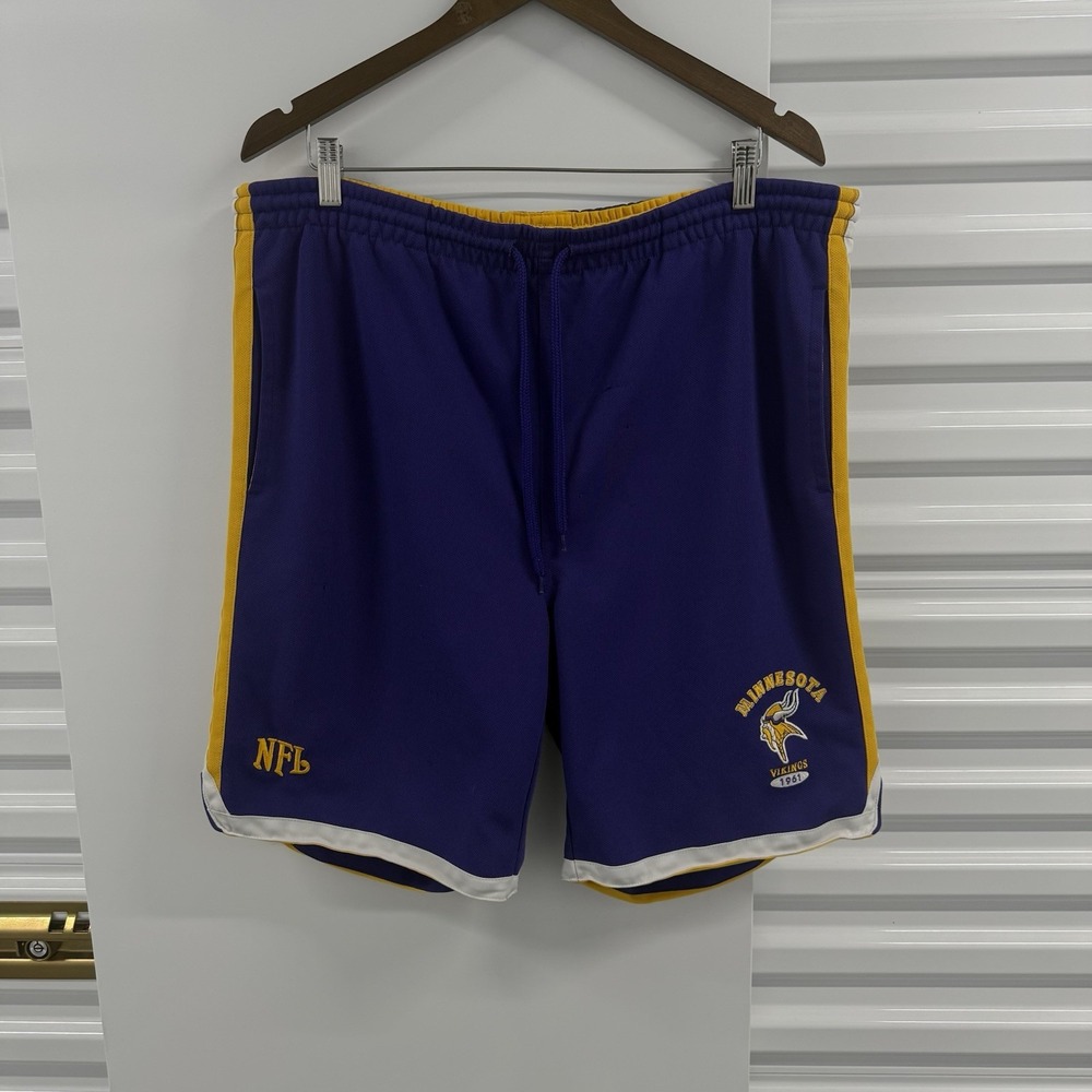 Vintage Y2K Minnesota Vikings Reversible Shorts Men's XL Purple Gold NFL